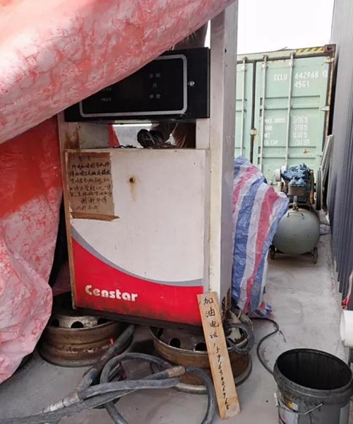 2018年11月1日，中央第三生態環境保護督察組進駐山東省開展&ldquo;回頭看&rdquo;。通過對相關部門走訪問詢，并抽查有關企業，發現山東省物流運輸企業違規使用普通柴油或其他高硫分燃油問題依然十分突出，柴油貨車尾氣污染嚴重。  一、基本情況  《大氣污染防治法》明確，禁止向汽車和摩托車銷售普通柴油以及其他非機動車用燃料。第一輪中央環保督察反饋指出，山東省以普通柴油替代車用柴油的情況較多，濱州等地市大量物流運輸企業違規使用普通柴油，尾氣污染問題突出。  為此，山東省整改方案要求，杜絕違規使用普通柴油的情況，并明確由原省工商局負責部署推進相應整改工作。原省工商局于2018年8月1日上報山東省環境保護督察反饋意見整改工作領導小組，聲稱該問題完成整改并銷號。  二、主要問題  督察發現，原山東省工商局作為整改責任主體沒有認真履行整改職責，未就整改工作進行部署推進，整改任務目標完全落空，全省物流運輸企業違規使用普通柴油或高硫分燃油問題依然普遍存在。  （一）違規售油無人管。督察組抽查3個地市的4家煉化公司，發現這些煉化公司違規大量向物流運輸企業銷售普通柴油或其他高硫分燃油，導致這些柴油大量替代車用柴油使用，污染嚴重。2018年，東營齊潤化工有限公司將3萬余噸硫含量近2000mg/kg的常壓柴油售給物流運輸企業和加油站，墾利石化有限公司也將3萬余噸硫含量2000-3000mg/kg的燃油售給相關物流運輸企業和加油站，硫含量最高超標約300倍。2017年中央環保督察以來，山東匯豐石化集團有限公司將近40萬噸普通柴油銷往多家物流運輸企業，濰坊市昌邑石化有限公司將5萬余噸國Ⅳ和國Ⅴ的普通柴油售給物流運輸企業?，F場抽查發現，物流運輸企業多數在自身停車場內私自安裝加油裝置，將所購違規油品自用，昌邑市盛宏物流有限公司甚至違法轉售其他社會車輛。   圖1 昌邑市盛宏物流有限公司在停車場內私設加油裝置  （二）督察整改做樣子。原省工商局作為督察整改的責任主體，接受任務時服從安排，實際整改時做做樣子。督察反饋明確指出問題主要是煉化公司違法向物流運輸企業銷售普通柴油替代車用柴油使用，導致汽車尾氣污染。但原省工商局等部門整改時僅部署對加油站和成品油倉儲批發企業的檢查，沒有將煉化公司到物流運輸企業的黑色鏈條作為查處對象。整改工作指東打西，真正問題沒有觸及。另外，整改方案明確的目標是&ldquo;強化日常監督管理，杜絕違規使用普通柴油&rdquo;；但原省工商局擅自在銷號材料中將目標改為&ldquo;針對加油站開展專項整治行動&rdquo;，以此蒙混過關，虛假銷號。   圖2 原省工商局在銷號確認表上弄虛作假  （三）執法監管走過場。2017年以來，山東省各市共打擊取締非法加油點近2000家，但僅對涉案物流運輸企業進行了處罰，未能以此為線索追根溯源，對源頭煉化公司違規售油問題進行查處，煉化企業到物流運輸企業的黑色鏈條始終未被斬斷。  一些煉化企業長期游離于監管之外，缺乏對法律的敬畏。2018年8月，生態環境部調研發現中國化工集團山東昌邑石化有限公司涉嫌違法生產銷售國Ⅳ普通柴油，但在進一步調查時，企業拒絕配合，不提供相關臺賬，并臨時編造相關記錄。&ldquo;回頭看&rdquo;進駐后，督察組再次現場檢查，要求企業提供儲運臺賬，企業依然拒絕提供，并繼續編造謊言，提供虛假材料，性質十分惡劣。  對此，濰坊市查處不嚴不實，甚至試圖蒙混過關。在督察組兩次督導后，查處工作依然走過場，在未調度企業生產記錄和儲運臺賬等關鍵證據的情況下，即采信企業說法，甚至未調閱生產記錄就作出該企業2018年未生產銷售國Ⅳ普通柴油的結論。直到督察組再次督導、進一步明確要求后才加大查處力度，發現該企業2018年實際以燃料油名義違規銷售國Ⅳ普通柴油4萬多噸。  三、原因分析  原山東省工商局不在整改落實中下功夫，反而在整改銷號上動腦筋，表面整改，虛假整改問題突出。  山東省有關地市不敢動真碰硬，對違法銷售不合格油品的黑色鏈條整治不力，未能對油品來源追根溯源，未對煉化企業的違法行為依法查處。